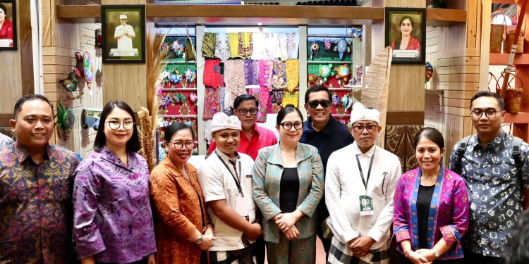 Unjuk Karya di INACRAFT 2025 Bupati dan Ny. Sanjaya Dukung Pengrajin Lokal Masuki Pasar Global