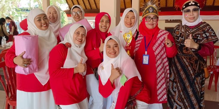 Fatimah Arsini Pimpin Ibu Muslimah Rayakan HUT RI ke-79 di Bale Banjar Taman Griya Jimbaran