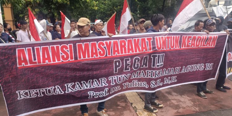 Ribuan Massa Serbu PTUN Jakarta dan MA, Simak Tuntutannya!