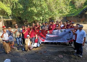 Dukung Ketahanan Pangan, Bhabinkamtibmas Tebar Benih Ikan Bersinergi dengan Aparat Desa