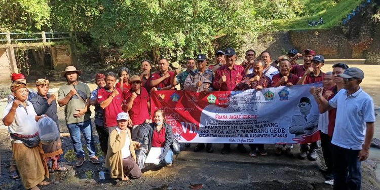 Dukung Ketahanan Pangan, Bhabinkamtibmas Tebar Benih Ikan Bersinergi dengan Aparat Desa