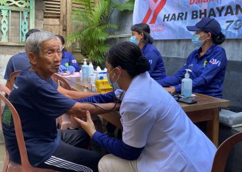 Sentuhan Kemanusiaan di Hari Bhayangkara ke-79, Bakti Kesehatan untuk Warga Rentan Tabanan