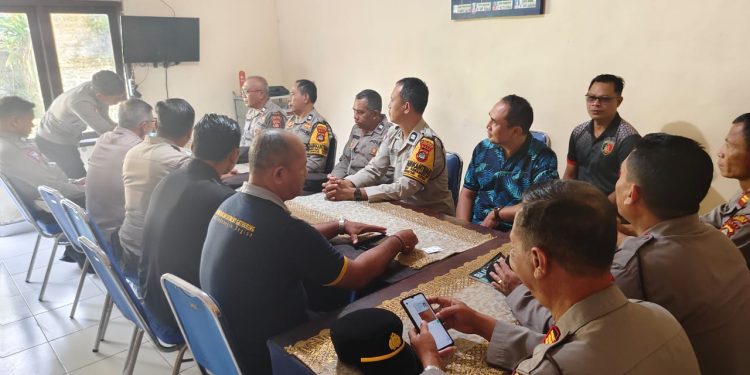 Anggota Polsek Kerambitan Ikuti Binrohtal Hindu secara Virtual dari Polda Bali