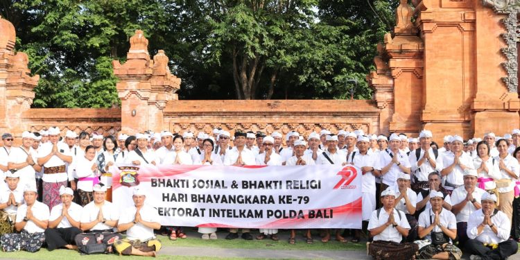 HUT Bhayangkara ke-79, Ditintelkam Polda Bali Gelar Baksos di Pura Jagatnatha Denpasar