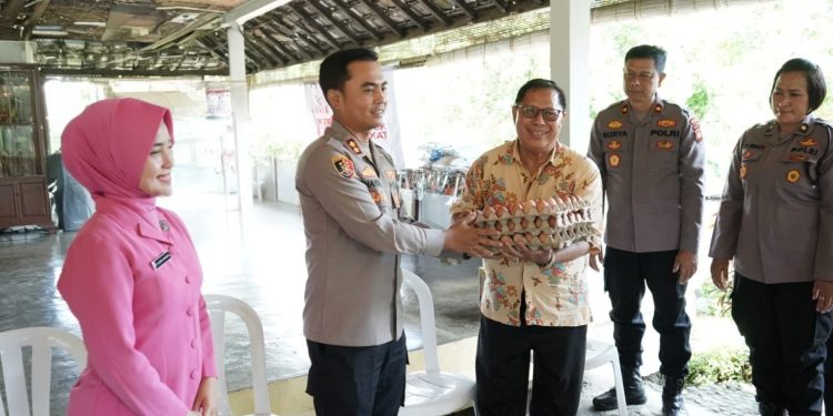 Gelar Minggu Kasih Polres Tabanan Berbagi Sembako di Panti Asuhan Salam