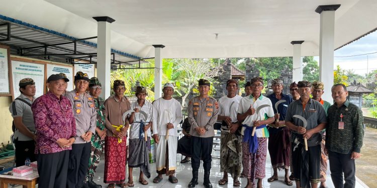 Kapolres Tabanan Bagikan Peralatan Pertanian untuk Warga Subak Jelang Hari Bhayangkara ke-79