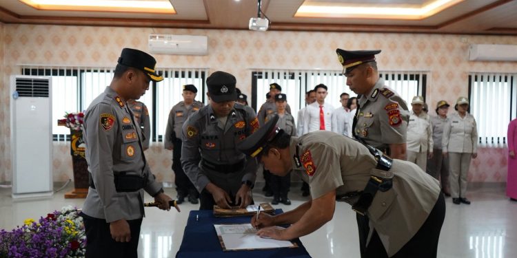 Mutasi sebagai dinamika organisasi di Polres Tabanan sertijab Kasat Narkoba dan Kapolsek