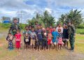 Berbagi Penuh Kasih, Satgas Laksanakan Kegiatan Bansos di Kampung Perbatasan