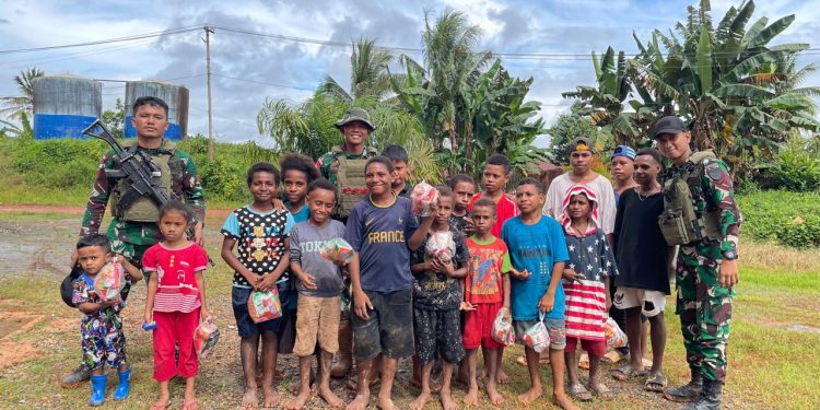 Berbagi Penuh Kasih, Satgas Laksanakan Kegiatan Bansos di Kampung Perbatasan