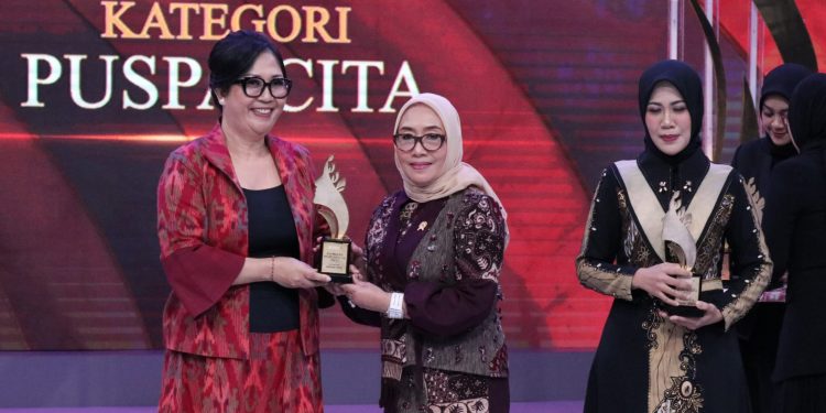 Anugerah Puspa Cita Diterima Oleh Ny. Rai Wahyuni Sanjaya Di Panggung Nasional