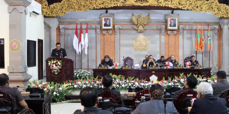 Bupati Sanjaya Sampaikan Pengantar Empat Ranperda di Rapat Paripurna DPRD Tabanan