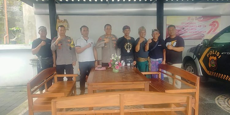 Kapolsek Selemadeg Timur Terima Tim Penggalian Dana Desa Pakraman Dukung Event Gunung Salak Trail Adventure