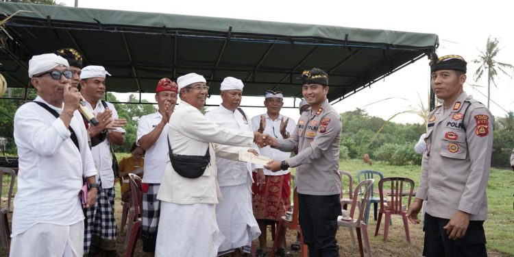 Minggu Kasih di Desa Beraban Penyerahan Punia oleh Kapolres Tabanan Perkuat Kemanusiaan dan Spiritual