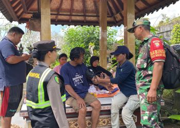 Pemeriksaan Kesehatan untuk Korban Banjir di Kediri oleh Sidokkes Polres Tabanan