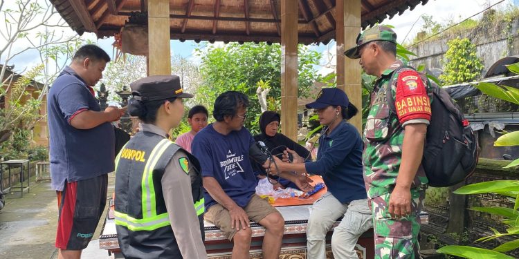 Pemeriksaan Kesehatan untuk Korban Banjir di Kediri oleh Sidokkes Polres Tabanan
