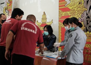 Langkah Nyata P4GN, Petugas dan Warga Binaan Lapas Tabanan Melakukan Tes Urine Massal