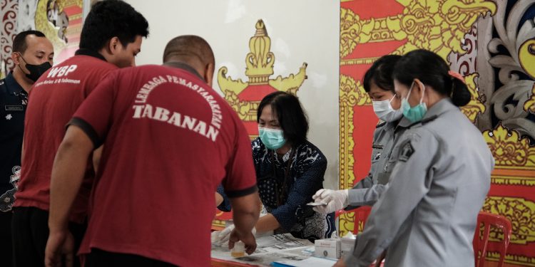 Langkah Nyata P4GN, Petugas dan Warga Binaan Lapas Tabanan Melakukan Tes Urine Massal
