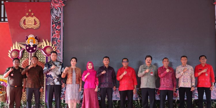 Bupati Tabanan Hadiri Acara Kenal Pamit Kapolres Tabanan