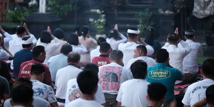 Petugas dan Warga Binaan Hindu Lapas Tabanan Laksanakan Sembahyang Rahina Purnama dengan Khidmat