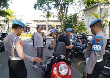 Cegah Judi Online dan Pelanggaran Etika, Razia Disiplin di Pintu Masuk Polres Tabanan