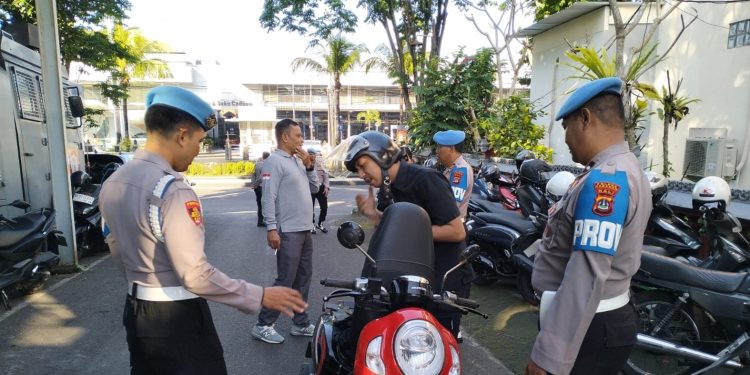 Cegah Judi Online dan Pelanggaran Etika, Razia Disiplin di Pintu Masuk Polres Tabanan