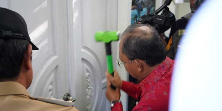 Gubernur Koster Tindak Tegas Bongkar 48 Bangunan Ilegal di Pantai Bingin