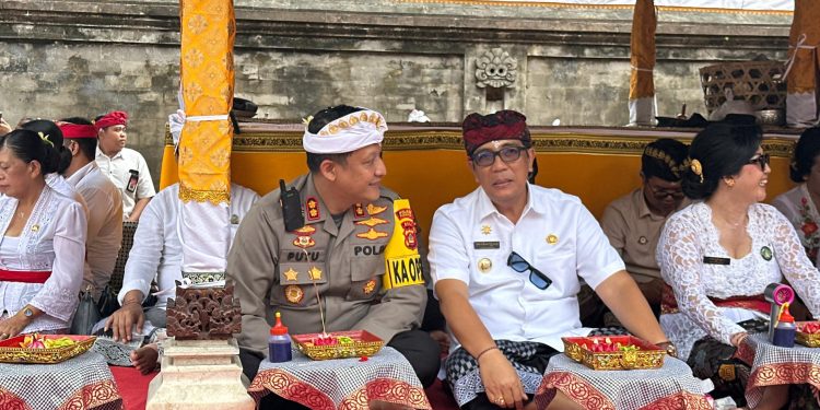 Kapolres Tabanan Ikuti Piodalan di Pura Puseh dan Pura Dalem Kota Tabanan Bersama Forkopimda