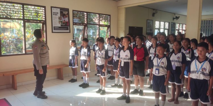 Polsek Seltim Latih Pelajar SMPN 3 tentang Disiplin dan Pencegahan Kenakalan Remaja