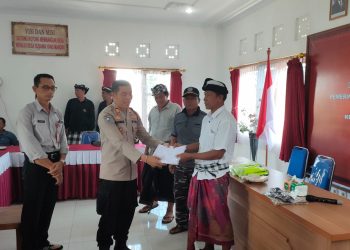 Sinergi dengan Warga, Kasat Binmas Serahkan Bantuan ke Tokoh Desa Subamia