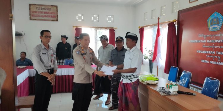 Sinergi dengan Warga, Kasat Binmas Serahkan Bantuan ke Tokoh Desa Subamia