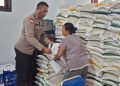 Penyaluran Bantuan Pangan oleh Bhabinkamtibmas Desa Marga Terjamin Aman dan Tepat Sasaran
