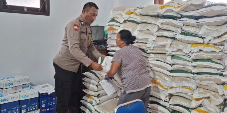 Penyaluran Bantuan Pangan oleh Bhabinkamtibmas Desa Marga Terjamin Aman dan Tepat Sasaran
