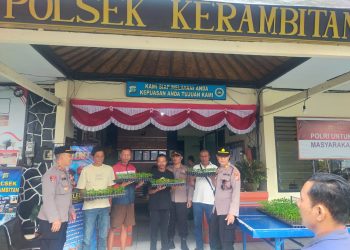 Dukung Ketahanan Pangan, Penyaluran Bibit Cabai untuk Petani oleh Kapolsek Kerambitan