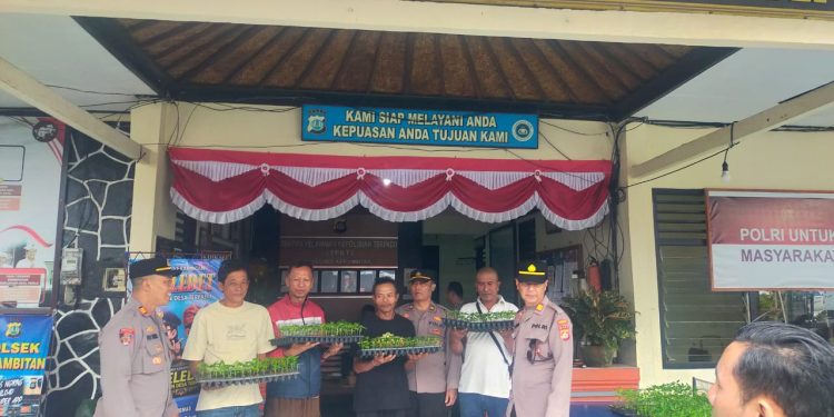 Dukung Ketahanan Pangan, Penyaluran Bibit Cabai untuk Petani oleh Kapolsek Kerambitan