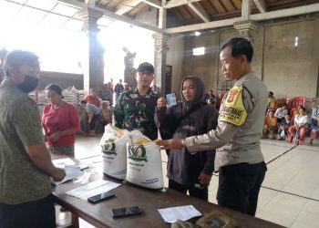 Polsek Pupuan Kawal Pembagian 8 Ton Beras untuk Warga Bantiran