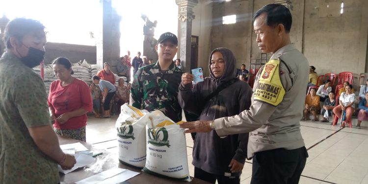Polsek Pupuan Kawal Pembagian 8 Ton Beras untuk Warga Bantiran