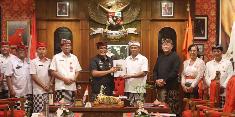 Audiensi Bawaslu Tabanan dengan Bupati untuk Perkuat Kolaborasi Demokrasi