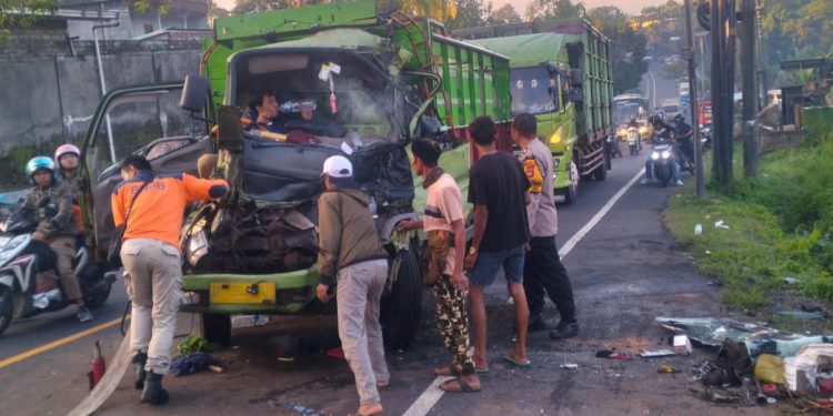 Tabrakan Beruntun di Tanjakan: Dua Luka dan Tiga Kendaraan Ringsek