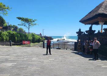 Patroli Humanis di Tanah Lot untuk Sampaikan Himbauan Keselamatan Wisatawan