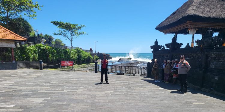 Patroli Humanis di Tanah Lot untuk Sampaikan Himbauan Keselamatan Wisatawan