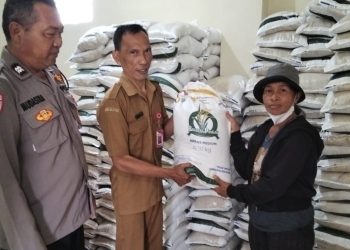 Pengawasan Ketat Penyaluran Raskin oleh Bhabinkamtibmas Wanagiri Pastikan Bantuan Tepat Sasaran