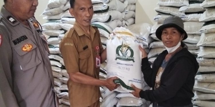 Pengawasan Ketat Penyaluran Raskin oleh Bhabinkamtibmas Wanagiri Pastikan Bantuan Tepat Sasaran
