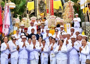 Kompak dan Solid, Pemkab Tabanan Laksanakan Sembah Bhakti di Pura Semeru Agung Jawa Timur