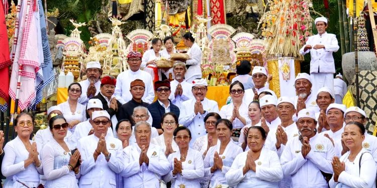 Kompak dan Solid, Pemkab Tabanan Laksanakan Sembah Bhakti di Pura Semeru Agung Jawa Timur