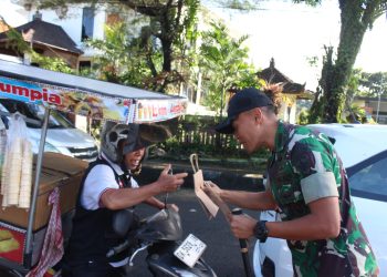 Dandim Tabanan dan Forkopimda Bagikan Ribuan Bendera Merah Putih Sambut HUT RI ke-80