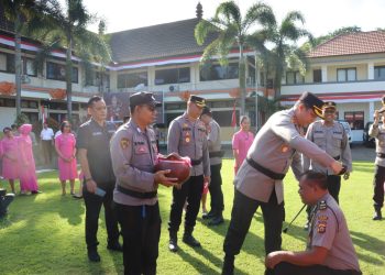 Kapolres Tabanan Pimpin Upacara Kenaikan Pangkat dan Penghargaan Personel Berprestasi
