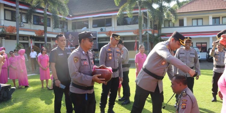 Kapolres Tabanan Pimpin Upacara Kenaikan Pangkat dan Penghargaan Personel Berprestasi
