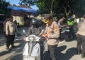 Kapolsek Tabanan Bagikan 200 Bendera Merah Putih untuk Semangat Kemerdekaan Pengendara