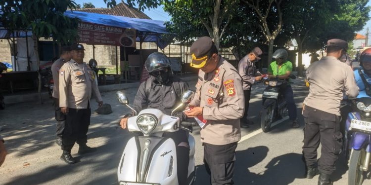 Kapolsek Tabanan Bagikan 200 Bendera Merah Putih untuk Semangat Kemerdekaan Pengendara