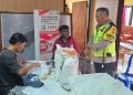 Pengawasan Penyaluran Beras Bulog di Desa Sanda oleh Bhabinkamtibmas Pastikan Bantuan Tepat Sasaran
